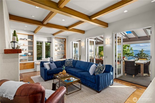 2555 Magnolia Boulevard W, Seattle, WA 98199