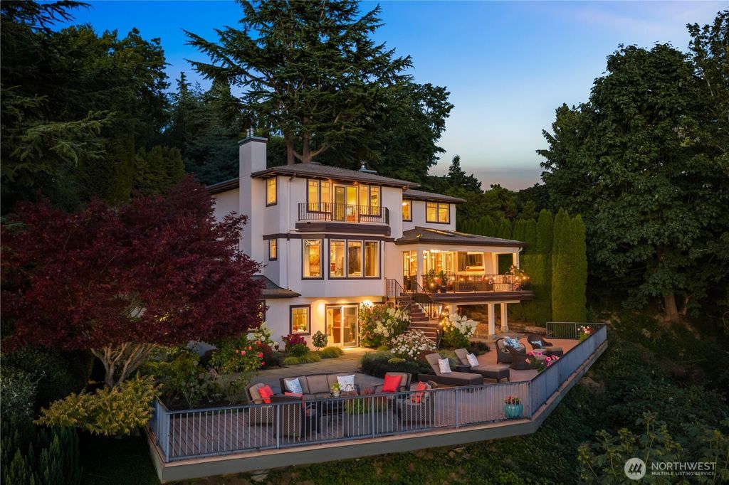 2555 Magnolia Boulevard W, Seattle, WA 98199