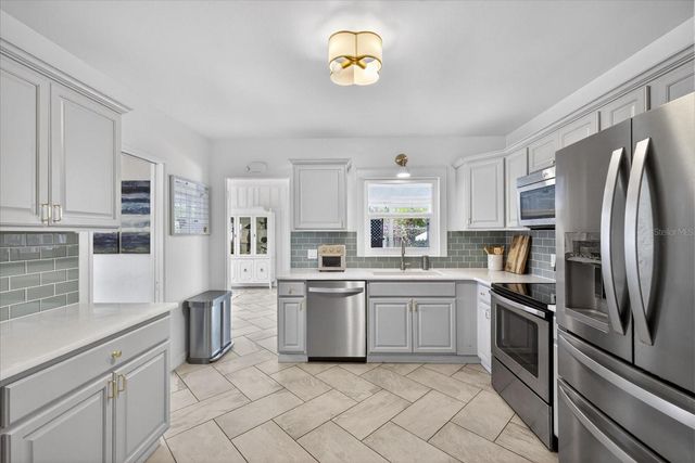2400 9TH AVENUE N, St Petersburg, FL 33713