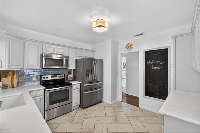 2400 9TH AVENUE N, St Petersburg, FL 33713