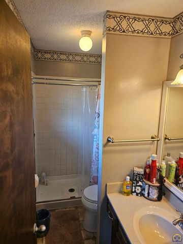 1450 SE 43rd St, Topeka, KS 66609