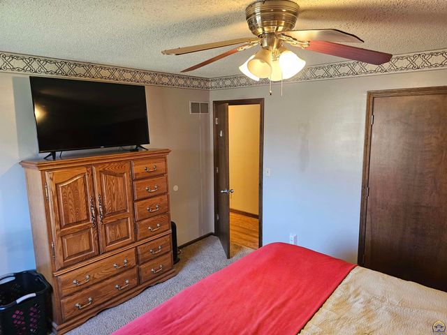 1450 SE 43rd St, Topeka, KS 66609