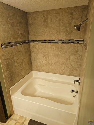 1450 SE 43rd St, Topeka, KS 66609