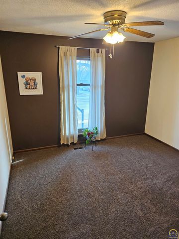 1450 SE 43rd St, Topeka, KS 66609