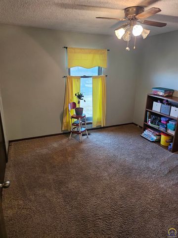 1450 SE 43rd St, Topeka, KS 66609