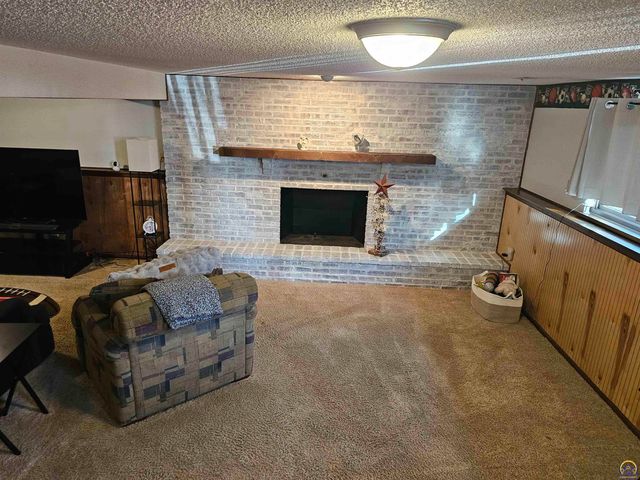 1450 SE 43rd St, Topeka, KS 66609