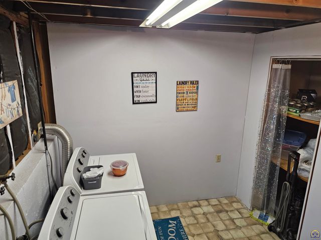 1450 SE 43rd St, Topeka, KS 66609