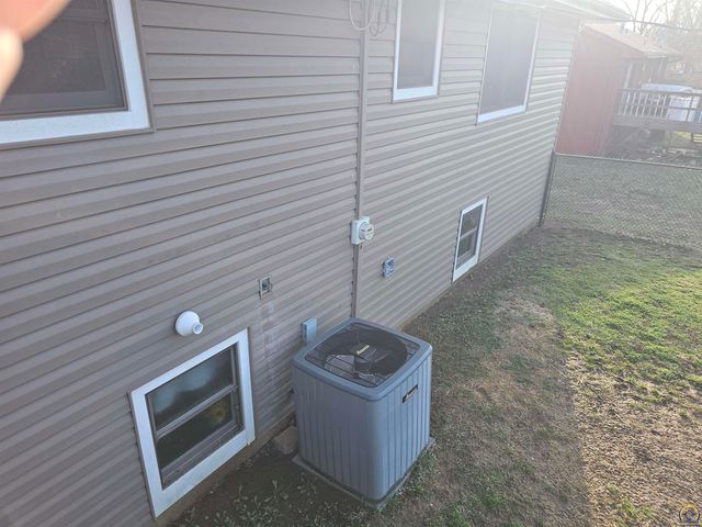 1450 SE 43rd St, Topeka, KS 66609