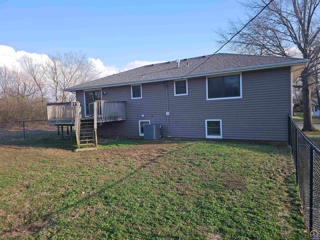 1450 SE 43rd St, Topeka, KS 66609