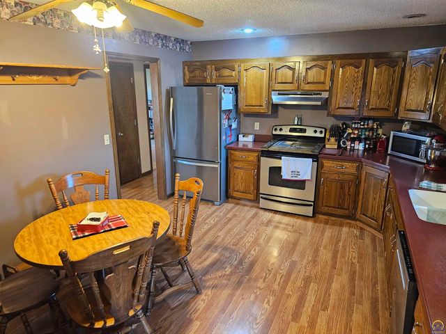 1450 SE 43rd St, Topeka, KS 66609