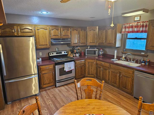 1450 SE 43rd St, Topeka, KS 66609