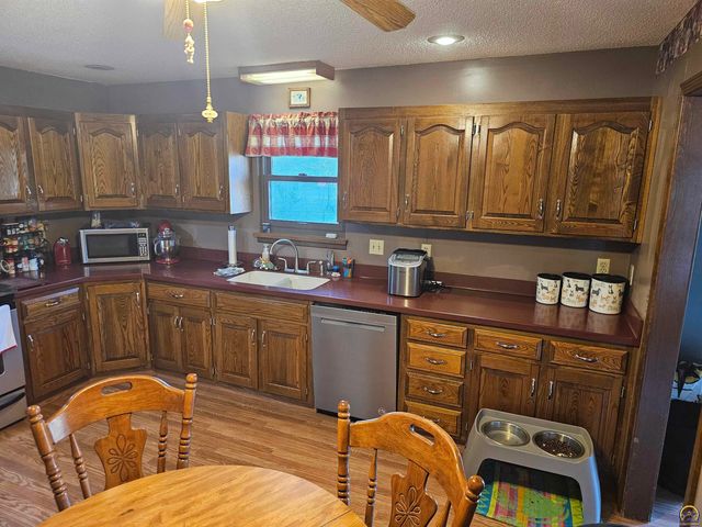 1450 SE 43rd St, Topeka, KS 66609