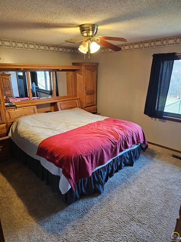 1450 SE 43rd St, Topeka, KS 66609