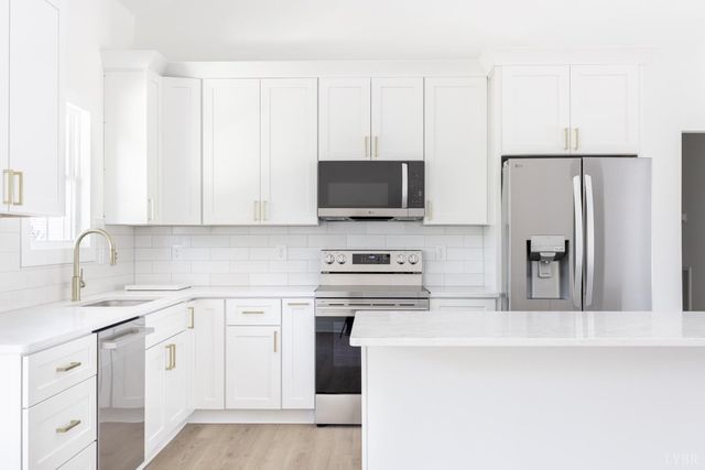 2404 Twin Lake Dr, Bedford, VA 24523