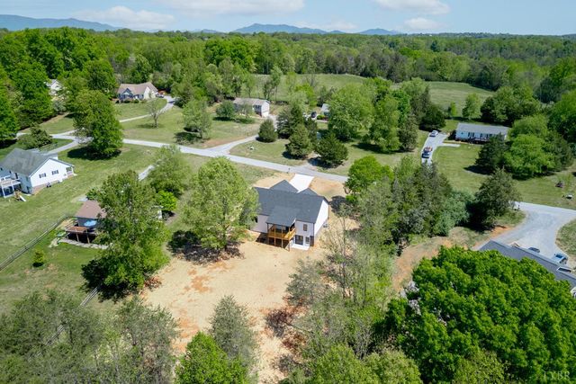 2404 Twin Lake Dr, Bedford, VA 24523