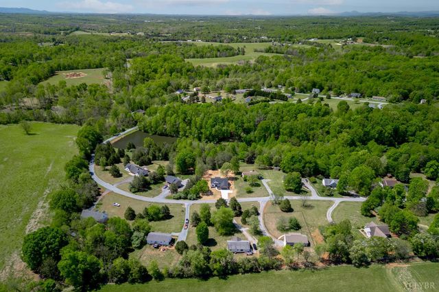 2404 Twin Lake Dr, Bedford, VA 24523