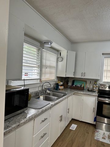 1842 N Estelle, Wichita, KS 67214