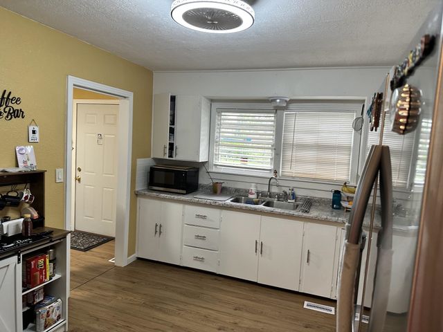 1842 N Estelle, Wichita, KS 67214
