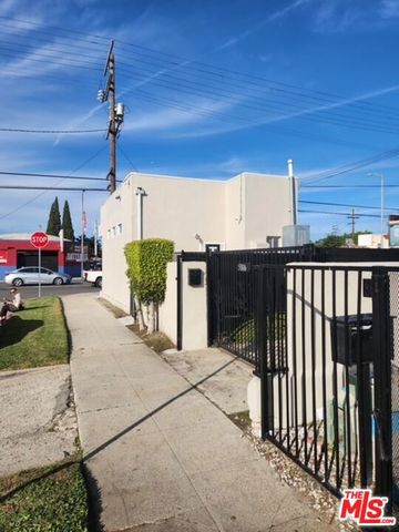 5806 3rd Avenue, Los Angeles, CA 90043