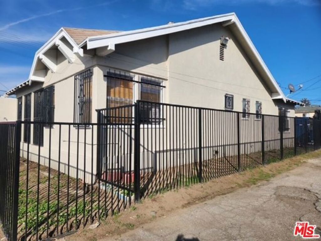 5806 3rd Avenue, Los Angeles, CA 90043