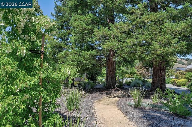 3136 Tice Creek Dr 5, Walnut Creek, CA 94595