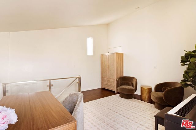 725 S Barrington Avenue 301, Los Angeles, CA 90049