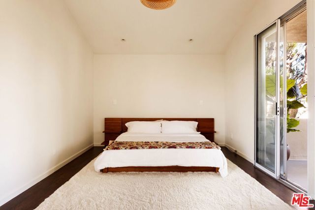 725 S Barrington Avenue 301, Los Angeles, CA 90049