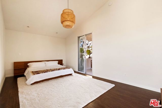 725 S Barrington Avenue 301, Los Angeles, CA 90049