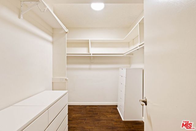 725 S Barrington Avenue 301, Los Angeles, CA 90049