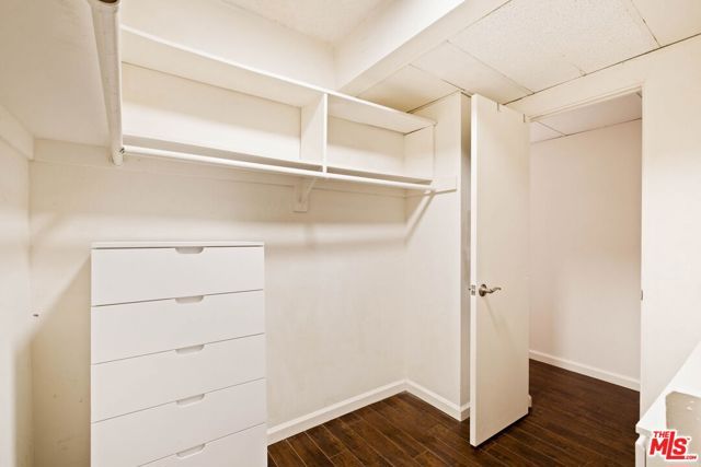 725 S Barrington Avenue 301, Los Angeles, CA 90049