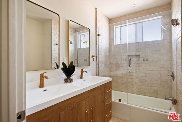 725 S Barrington Avenue 301, Los Angeles, CA 90049