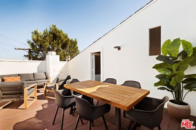 725 S Barrington Avenue 301, Los Angeles, CA 90049