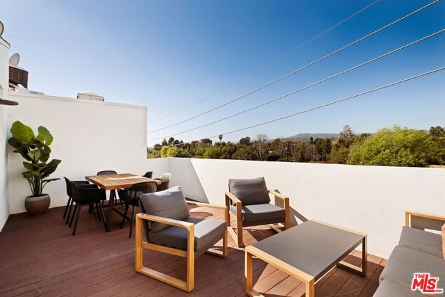 725 S Barrington Avenue 301, Los Angeles, CA 90049