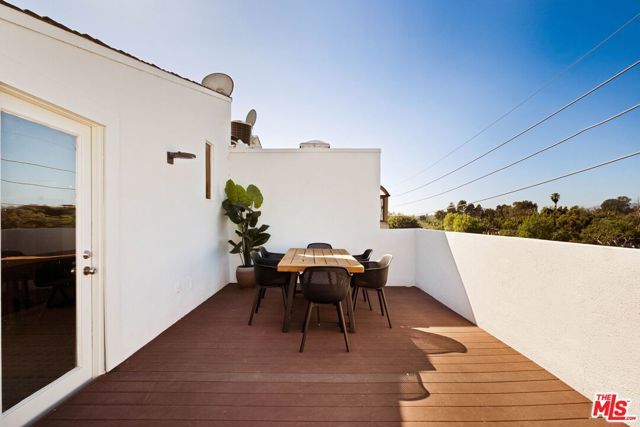 725 S Barrington Avenue 301, Los Angeles, CA 90049