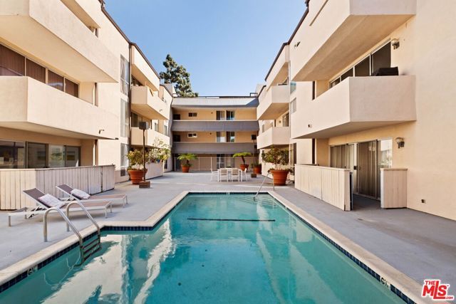 725 S Barrington Avenue 301, Los Angeles, CA 90049