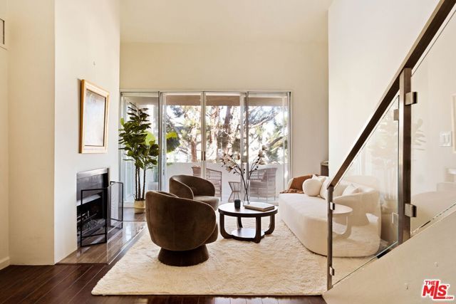 725 S Barrington Avenue 301, Los Angeles, CA 90049