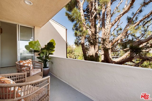 725 S Barrington Avenue 301, Los Angeles, CA 90049