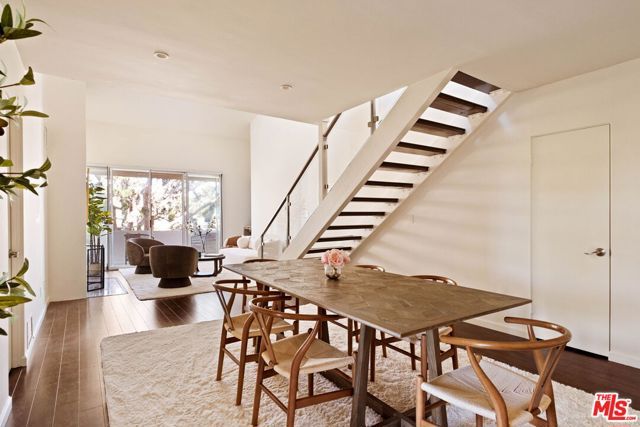 725 S Barrington Avenue 301, Los Angeles, CA 90049