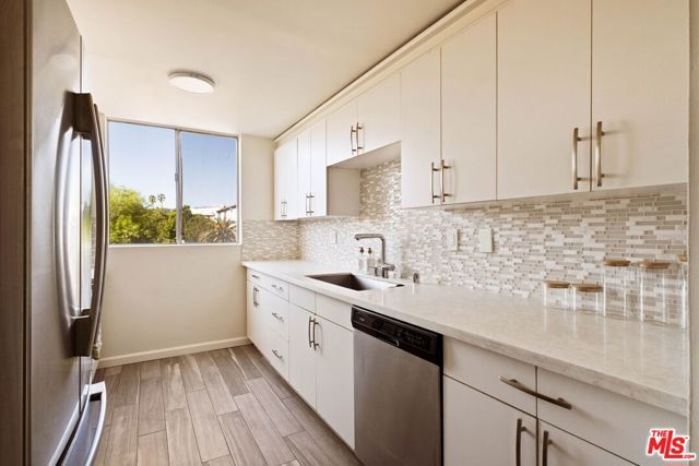 725 S Barrington Avenue 301, Los Angeles, CA 90049