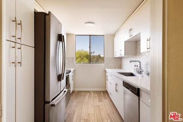 725 S Barrington Avenue 301, Los Angeles, CA 90049