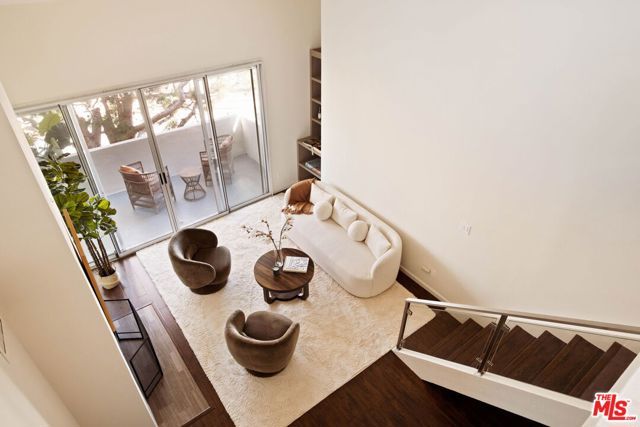 725 S Barrington Avenue 301, Los Angeles, CA 90049