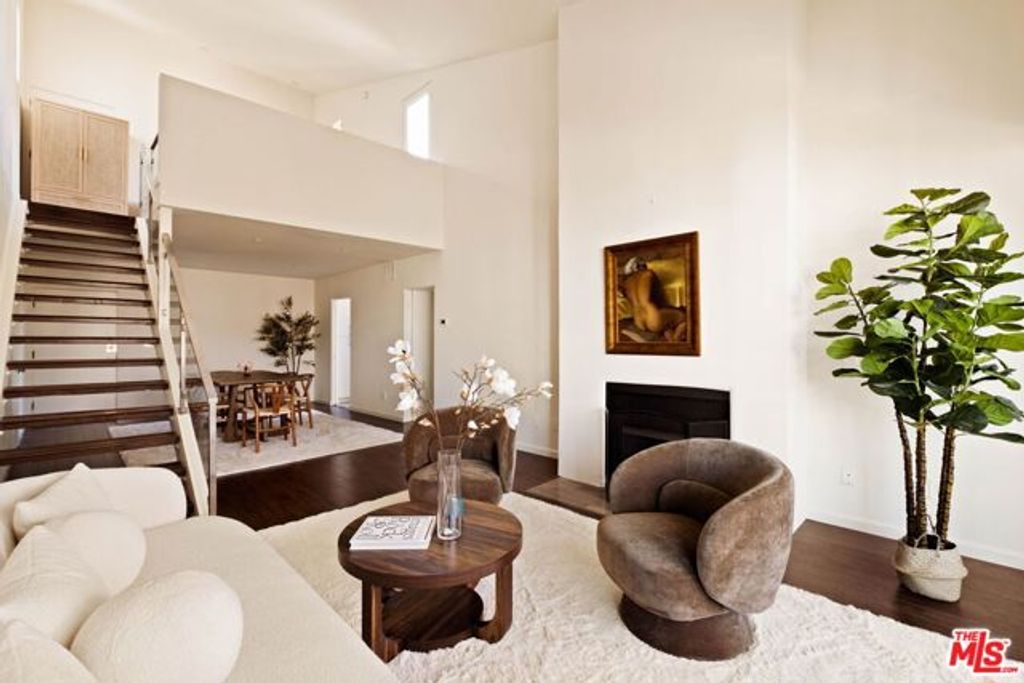 725 S Barrington Avenue 301, Los Angeles, CA 90049