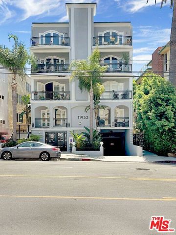 11952 Montana Avenue 303, Los Angeles, CA 90049