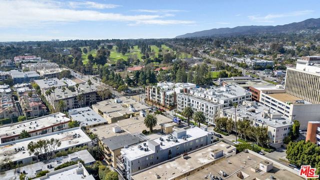11952 Montana Avenue 303, Los Angeles, CA 90049