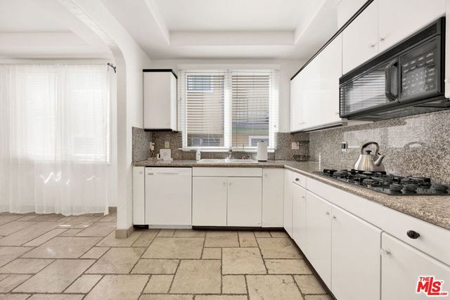 11952 Montana Avenue 303, Los Angeles, CA 90049