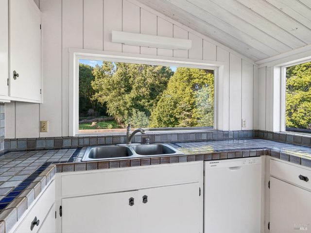 20 Redwood Ave, Inverness, CA 94937