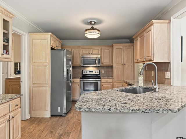 11237 Willow Oak Ln, Tyler, TX 75703