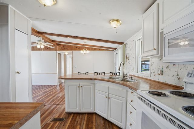 3933 SARAH DRIVE, Wesley Chapel, FL 33543