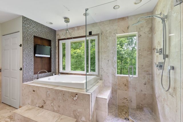 1040 Rustic Hills Dr, Ashland City, TN 37015