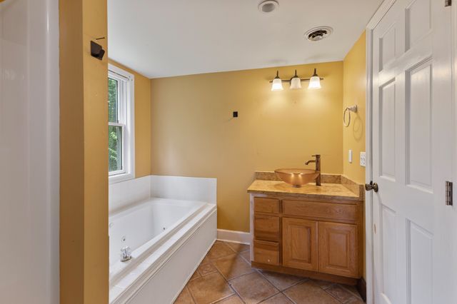 1040 Rustic Hills Dr, Ashland City, TN 37015